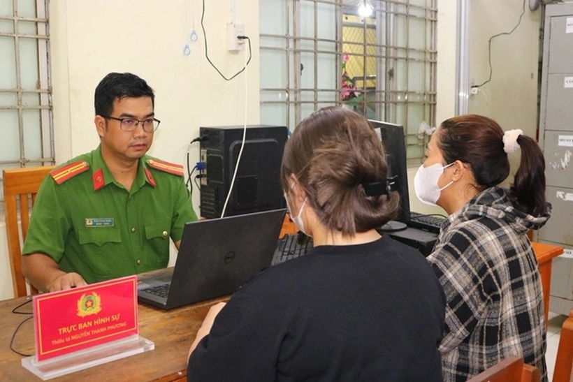 Công an xã Bình Hàng Trung làm việc em L. để làm rõ hành vi bị dụ dỗ việc nhẹ, lương cao. Ảnh: Công an Đồng Tháp