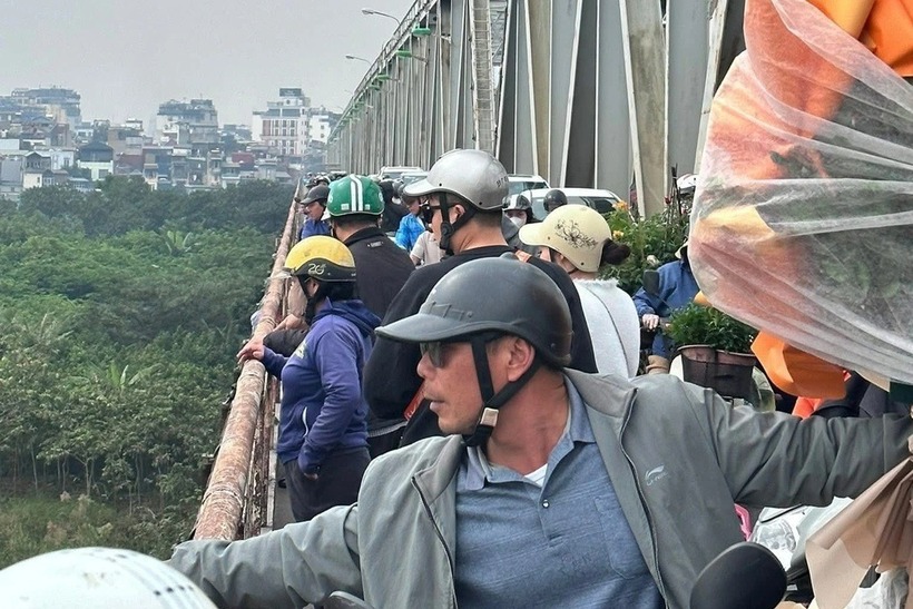 Người dân hiếu kỳ tại hiện trường. Ảnh: Dân Trí