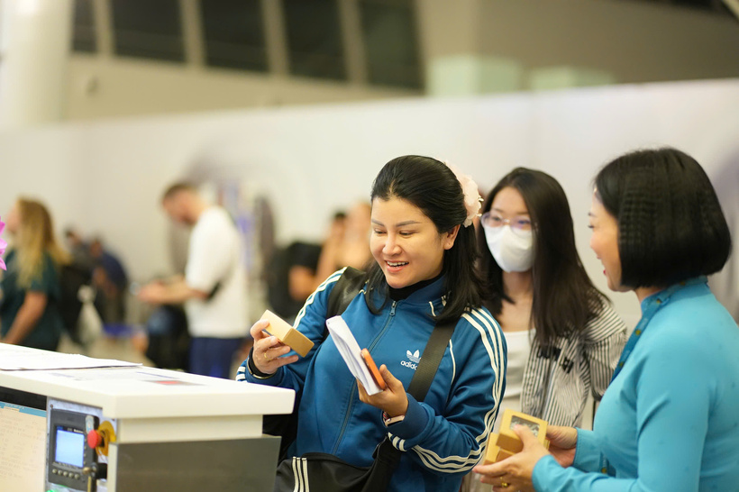 Vietnam Airlines tặng quà lưu niệm cho những hành khách trên chuyến bay đầu tiên