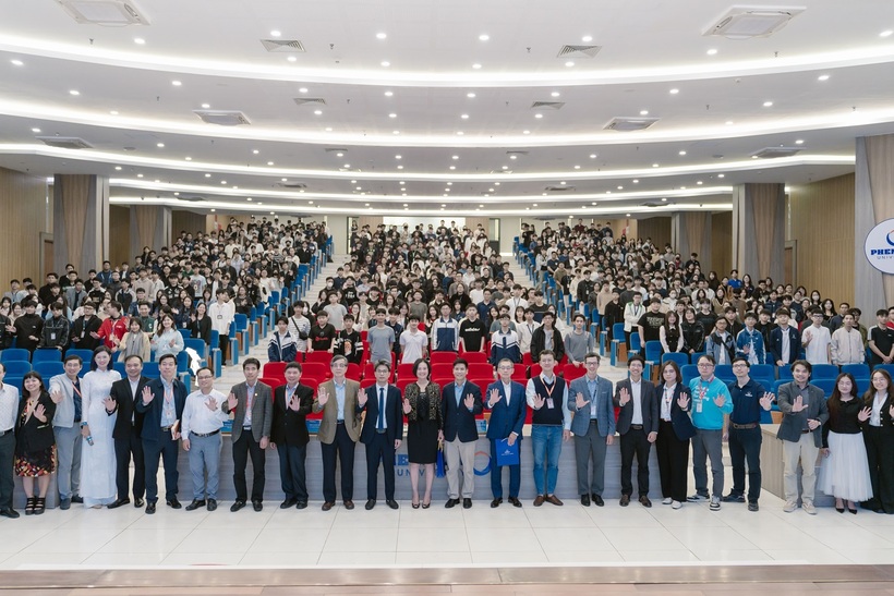 Các chuyên gia, nhà khoa học đồng hành cùng tuần lễ VinFuture 2025 đến chia sẻ với giảng viên, sinh viên Đại học Phenikaa.