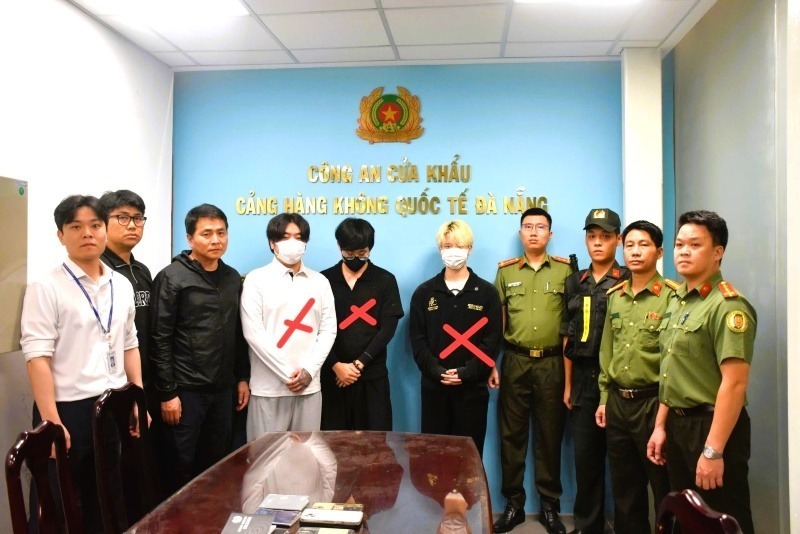 3 người Hàn Quốc bị Interpol truy nã, trốn từ Campuchia về Đà Nẵng thì bị bắt. Ảnh: Lao động