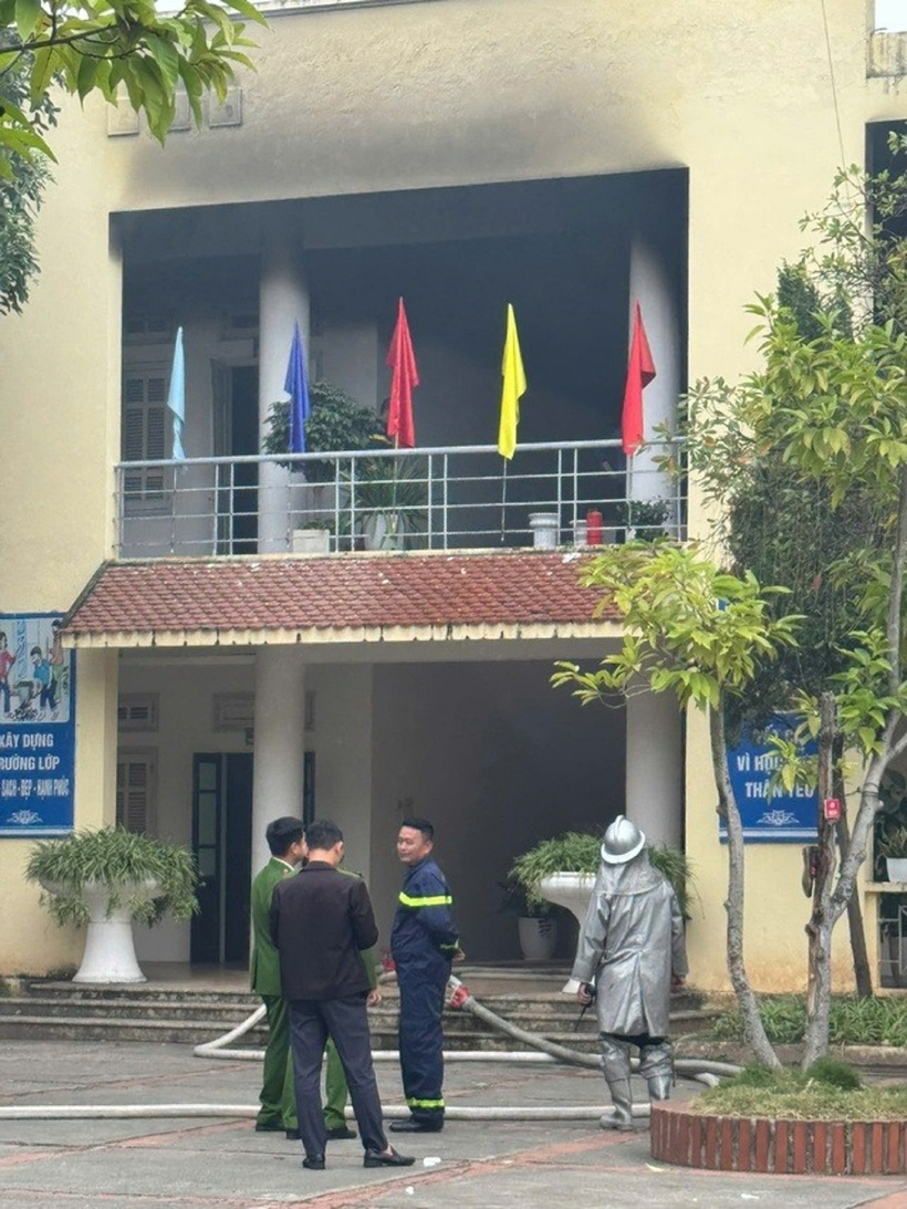 Lực lượng chức năng thực hiện công tác chữa cháy. Ảnh: Phụ nữ Việt Nam