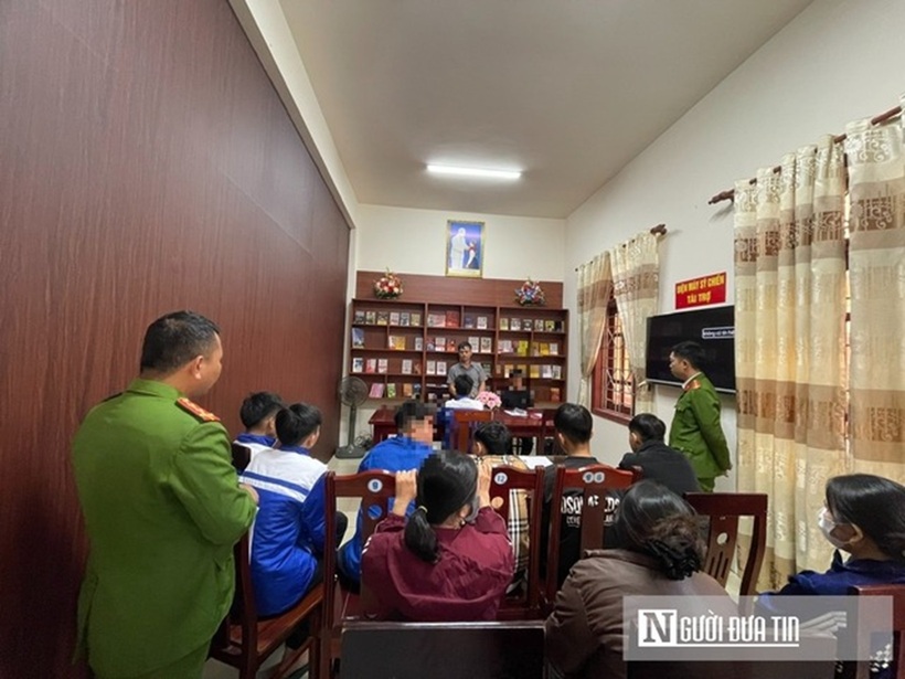 Mỗi tuần, phụ huynh phải dành một buổi để lên cùng công an xã giám sát các con đọc sách để giáo dục con chưa ngoan.