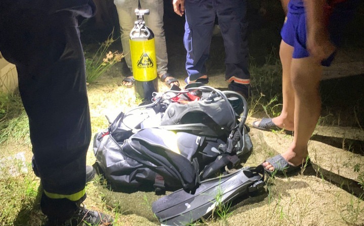 Đội thợ lặn Quy Nhơn có mặt tại hiện trường trong đêm để tìm kiếm nam sinh T.V.M mất tích trên sông Hà Thanh. Ảnh: VTC News