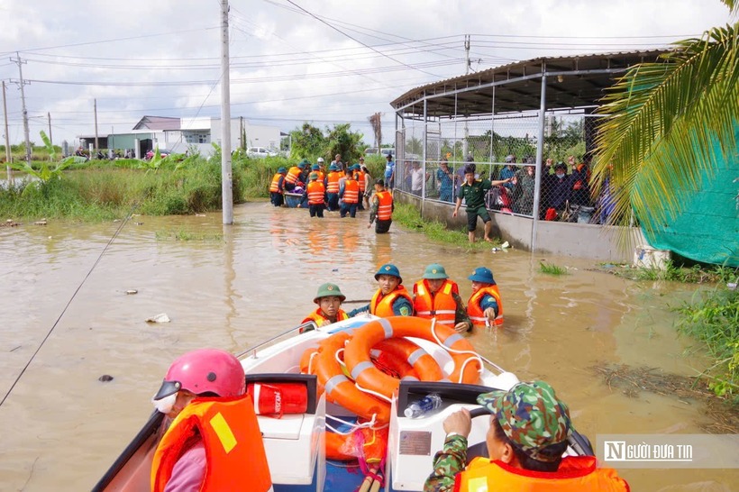 Các lực lượng hỗ trợ dân bị ngập lụt ở phường Hàm Thắng.