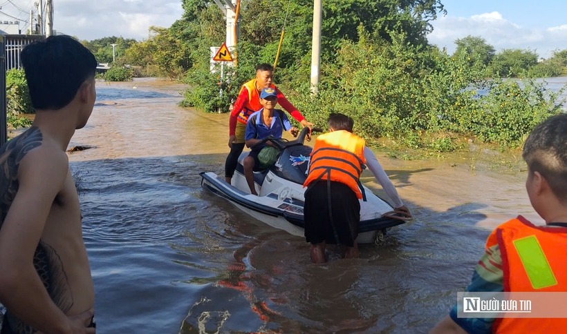 Đội cứu hộ 86 Bình Thuận sử dụng mô tô nước hỗ trợ người dân bị ngập lụt.