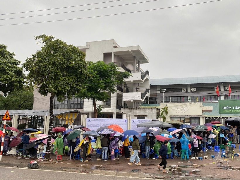 Người dân xếp hàng nộp hồ sơ tại dự án nhà ở xã hội tại ô đất CT3, CT4 thuộc Khu đô thị mới Kim Chung
