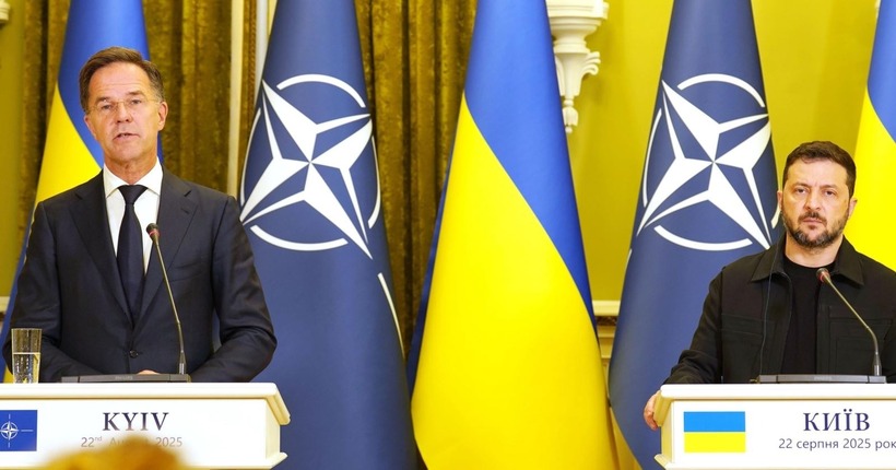 Tổng thống Ukraine Volodymyr Zelensky, phải, và Tổng Thư ký NATO Mark Rutte trong cuộc họp báo tại Kiev, ngày 22/8/2025. Ảnh: Kyodo