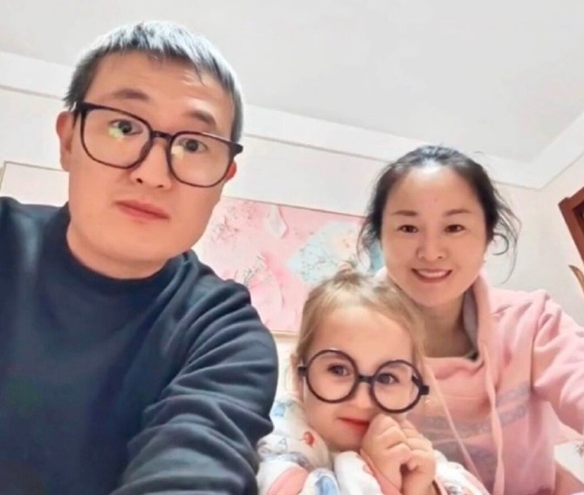 Cặp vợ chồng và người con gái hoàn toàn khác nhau về vẻ bề ngoài.