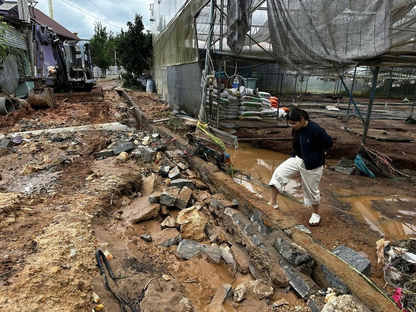 Nước lũ đã đánh vỡ cả bờ kè. Ảnh: Báo Dân trí.