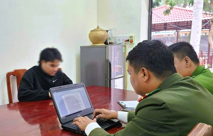 N.V.V tại cơ quan công an. Ảnh: Công an phường Sầm Sơn. Ảnh: Dân Việt