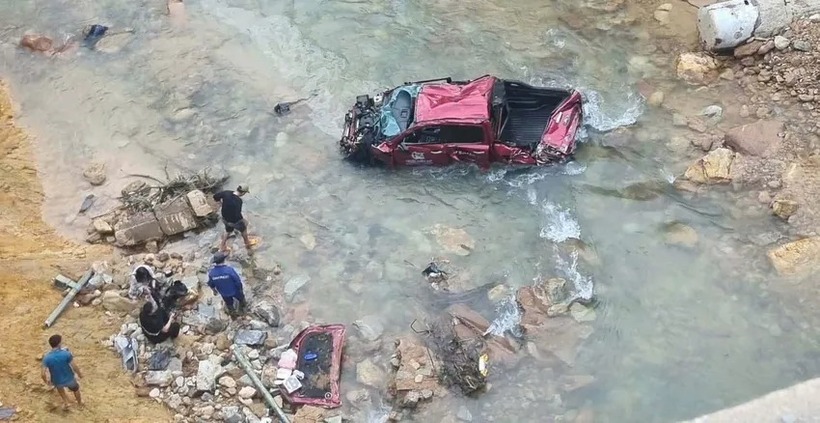 Xe bán tải rơi xuống suối. Ảnh: PLO.