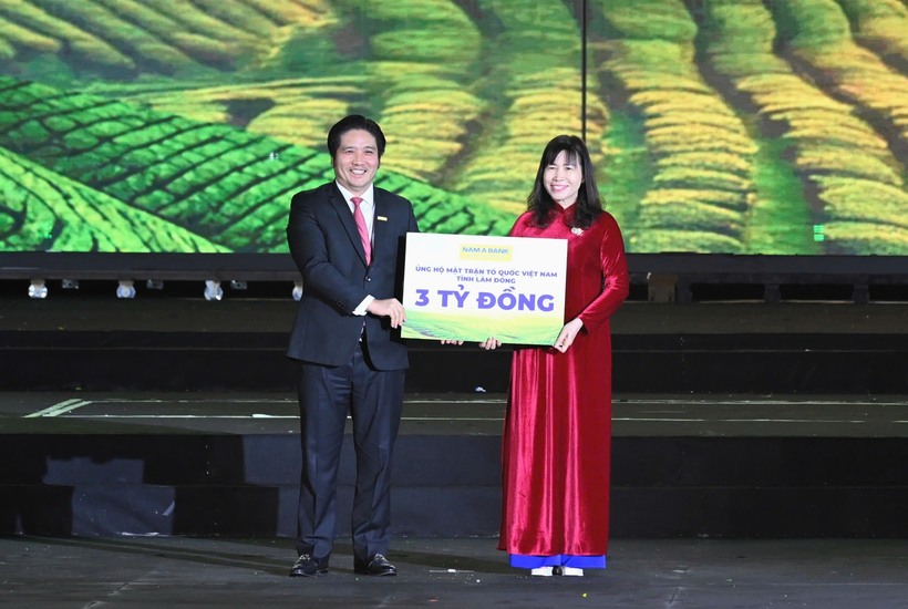 Đại diện Ban tổ chức, ông Trần Khải Hoàn – Thành viên HĐQT kiêm Quyền Tổng giám đốc Nam A Bank – Ngân hàng chính thức Lễ hội Trà quốc tế 2025 trao tặng 3 tỷ đồng đến Ủy ban Mặt trận Tổ quốc Việt Nam tỉnh Lâm Đồng.