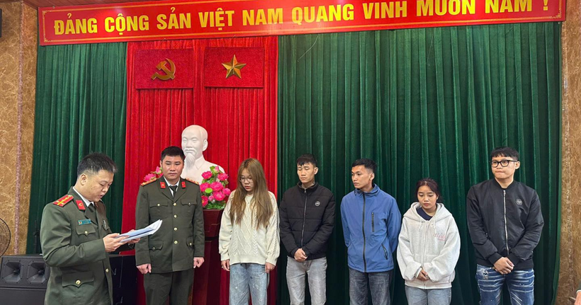 Các đối tượng tại cơ quan công an. (Ảnh: Công an Tuyên Quang)