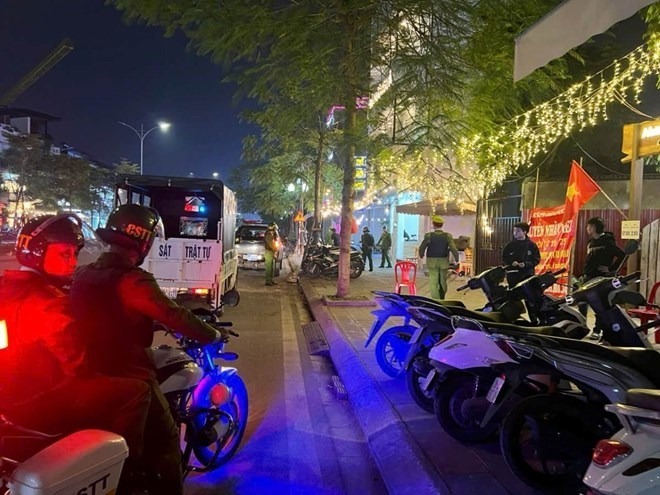 Lực lượng chức năng ra quân xử lý các đối tượng. Ảnh: Lao động