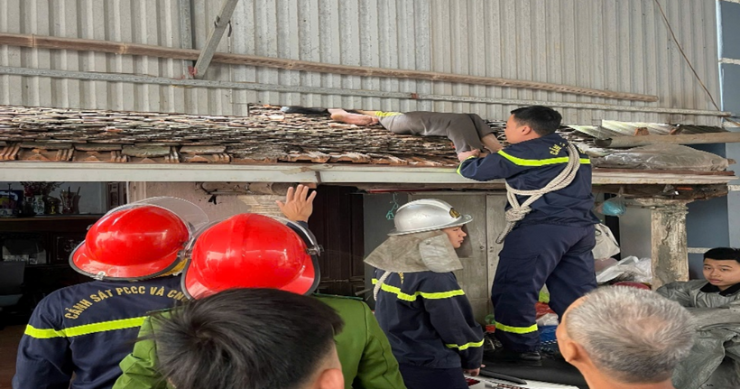 CBCS Đội CC&CNCH khu vực số 33 áp dụng các biện pháp nghiệp vụ để đảm bảo an toàn cho nạn nhân.