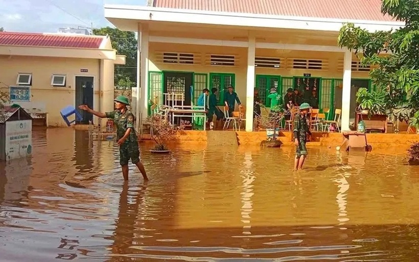 Lực lượng bộ đội hỗ trợ Trường Tiểu học Lâm Giang dọn dẹp vệ sinh. Ảnh: Báo Lâm Đồng