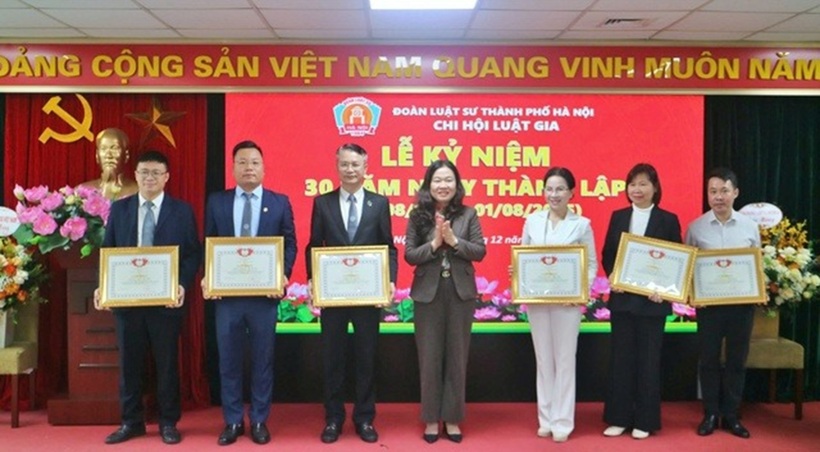 Bà Phạm Thị Thanh Hương – Phó Giám đốc Sở Tư pháp, Phó Chủ tịch Hội Luật gia Tp.Hà Nội trao bằng khen cho các tập thể, cá nhân có thành tích xuất sắc.