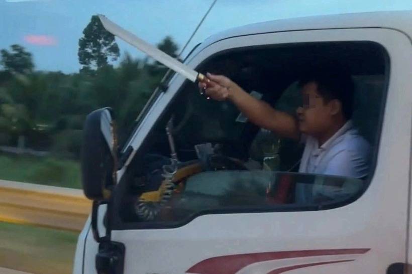 Tài xế S. cầm dao tự chế thò ra ngoài đe dọa người tham gia giao thông. Ảnh: Báo Dân trí.