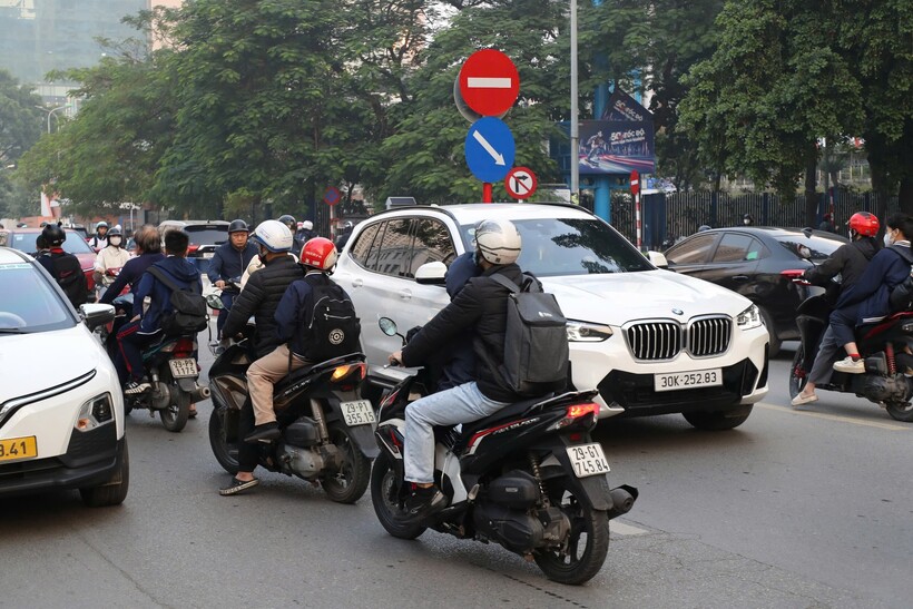 Nhiều phụ huynh thản nhiên lái xe đi ngược chiều để rút ngắn quãng đường đưa con tới lớp.