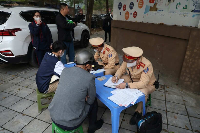 Tổ công tác thuộc Đội CSGT đường bộ số 6 (Phòng CSGT Công an Hà Nội) triển khai kiểm tra, xử lý các lỗi vi phạm.