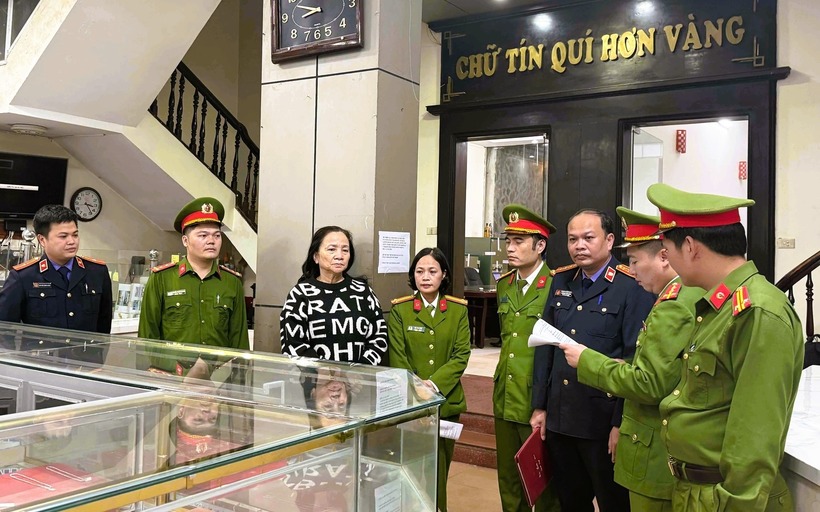 Cơ quan Cảnh sát điều tra Công an tỉnh Thanh Hóa thi hành các lệnh truy tố, bắt vợ chồng chủ tiệm vàng Kim Chung. Ảnh: Thanh Niên.