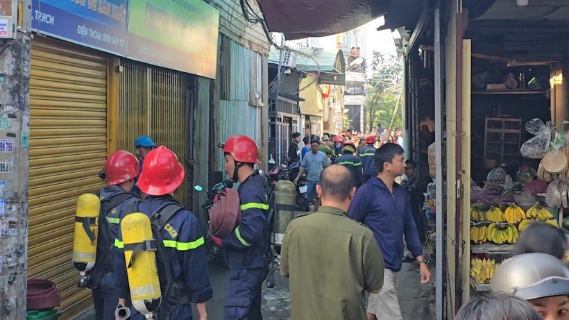 Lực lượng chức năng có mặt tại căn nhà bị cháy. (Ảnh: Tiền phong)