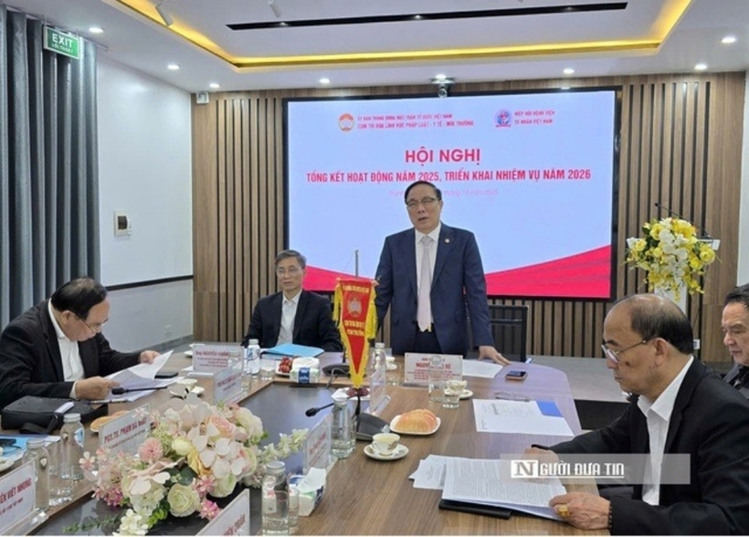 Ông Nguyễn Văn Đệ - Chủ tịch Hiệp hội Bệnh viện tư nhân Việt Nam (bên phải) và ông Nguyễn Khánh Ngọc - Chủ tịch Hội Luật gia Việt Nam đồng chủ trì Hội nghị.