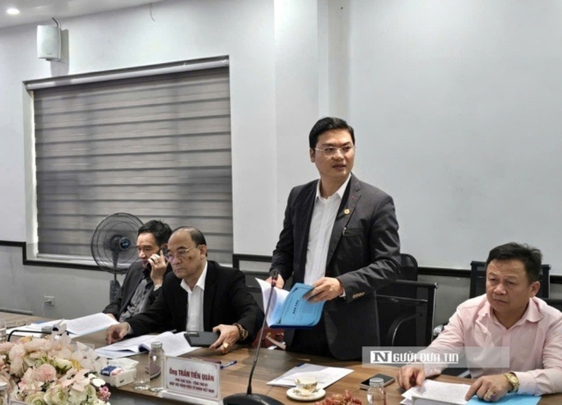 Ông Trần Tiến Quân, Phó Chủ tịch – Tổng thư ký Hiệp hội Bệnh viện tư nhân Việt Nam đọc báo cáo tổng kết công tác năm 2025 của Cụm thi đua lĩnh vực Pháp luật – Y tế - Môi trường năm 2025.