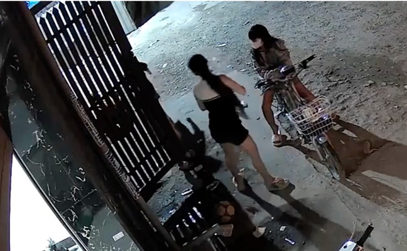 Hình ảnh từ camera an ninh trong hẻm ghi lại cảnh hai cô gái lạ tiếp cận bé gái 5 tuổi. (Ảnh: VietnamNet)