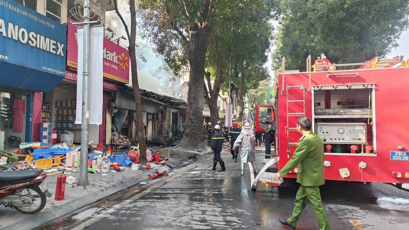 Lực lượng chức năng làm nhiệm vụ tại hiện trường. Ảnh: Tiền Phong