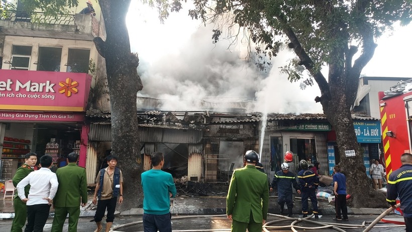 Đám cháy đang được khống chế. Ảnh: Tiền Phong