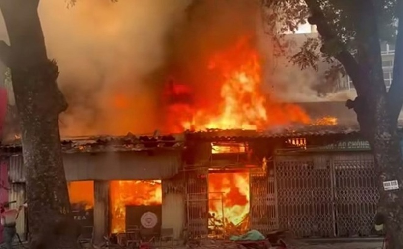 Hiện trường vụ cháy lớn ở phố Lò Đúc, TP.Hà Nội. (Ảnh: Lao động)