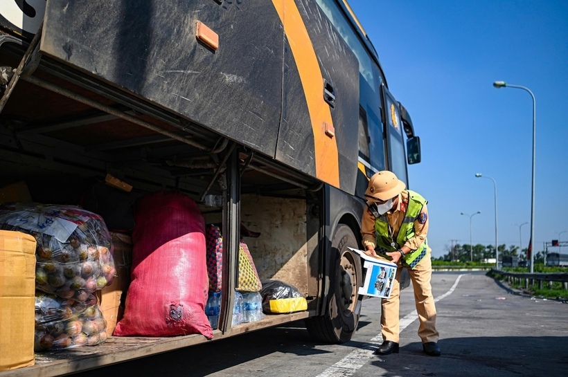 Từ ngày 10/12, CSGT sẽ kiểm soát các xe vận tải hành khách trước khi xe vào cao tốc. Ảnh Cục CSGT