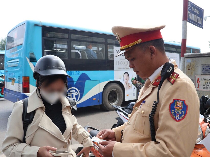 Người phụ nữ dùng điện thoại khi đang điều khiển xe bị xử lý.