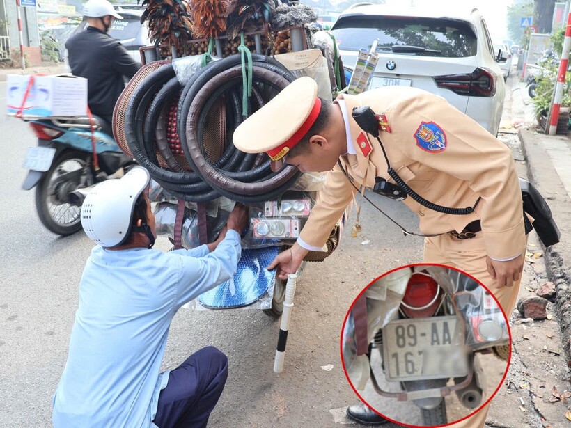 Phải tháo nhiều lớp hàng hoá, CSGT mới nhìn rõ biển số xe này.