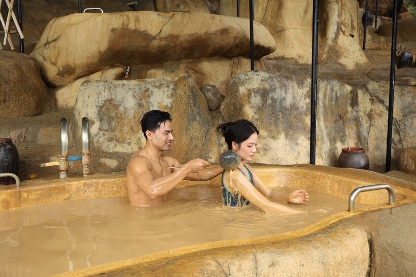 Bồn tắm bùn khoáng được thiết kế hài hòa giữa không gian thiên nhiên