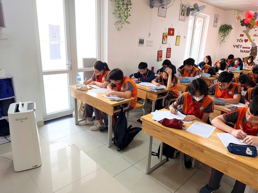 Phụ huynh Trường THCS Thanh Xuân Trung (Hà Nội) mang máy lọc không khí tới lớp cho nhà trường mượn. Ảnh: VnExpress