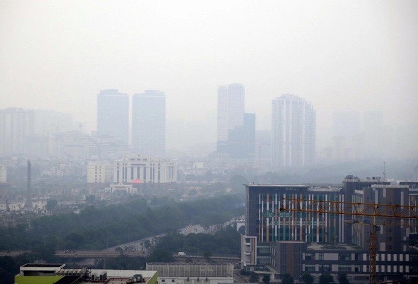 Ngày 5-12, nhiều khu vực ở Hà Nội mờ đục, chất lượng không khí ở ngưỡng xấu. Ảnh: Tuổi trẻ Online
