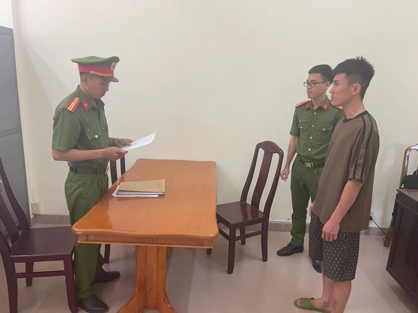 Cơ quan điều tra phối hợp Công an xã Vĩnh Thành tống đạt lệnh bắt bị can để tạm giam đối với Võ Trường An