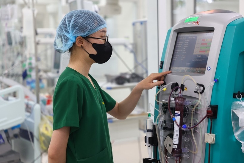 Bác sĩ, nhân viên y tế điều trị cho bệnh nhân tại phòng Hồi sức tích cực, bệnh viện Quân y 175, tháng 11/2025. Ảnh: VnExpress