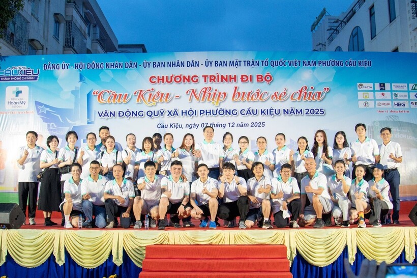 Đội ngũ nhân viên y tế Bệnh viện Hoàn Mỹ Sài Gòn tham gia Cuộc đi bộ vận động Quỹ xã hội phường Cầu Kiệu năm 2025. Ảnh: BVCC