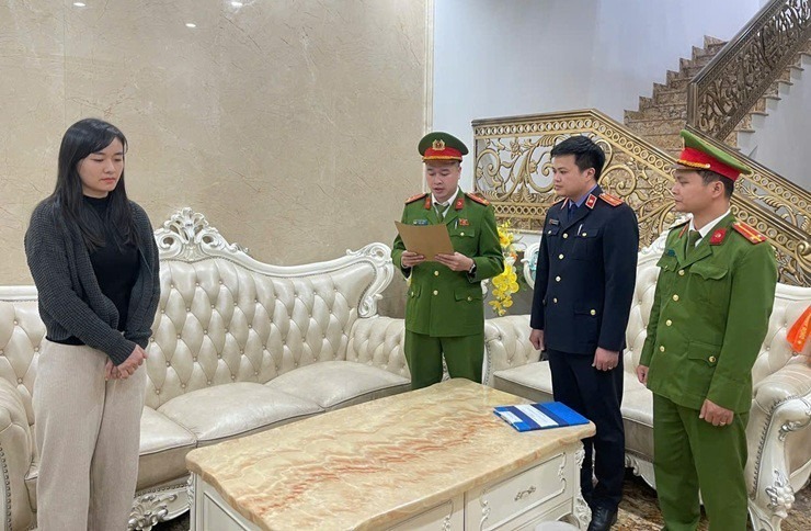 Cơ quan CSĐT tống đạt Quyết định khởi tố, bắt tạm giam đối với Nguyễn Thu Nga - Ảnh: CA Thanh Hóa