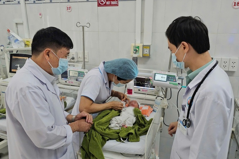 Bác sĩ Bệnh viện Nhi tỉnh Gia Lai đang tích cực chăm sóc cho bé gái bị vùi dưới đất. (Ảnh: Dân trí)