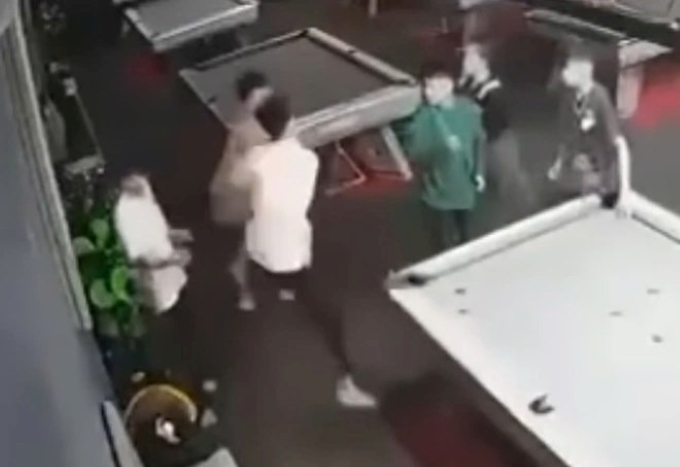 Sau vụ xô xát trong quán bida, một người bị tạm giữ để điều tra, làm rõ. Ảnh: Lao động