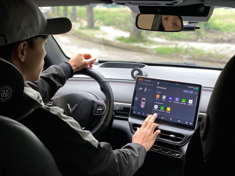 Với anh Nam, chiếc VF 6 cũng giống như một chiếc điện thoại thông minh ngập tràn công nghệ