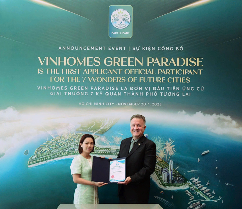 Ông Jean-Paul de la Fuente trao chứng nhận "Ứng viên chính thức đầu tiên" đối với Vinhomes Green Paradise cho đại diện Vingroup (Ảnh: Vinhomes)
