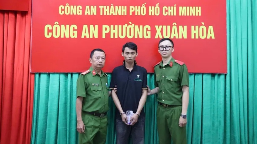 Ỏng Pỉa Chứ tại cơ quan công an. Ảnh: Pháp luật TP.HCM.