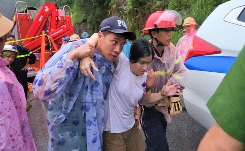 Trần Nguyễn Thu Trang lúc được đưa ra khỏi xe. (Ảnh: Người lao động)