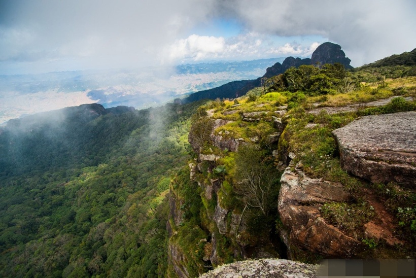 Nơi đỉnh núi chênh vênh bạn sẽ cảm nhận được vẻ đẹp của thiên nhiên giữa mây trời lộng gió.